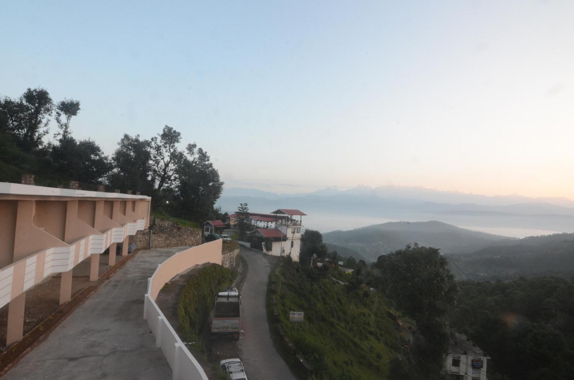 Uttarakhand Resort Каусани Экстерьер фото