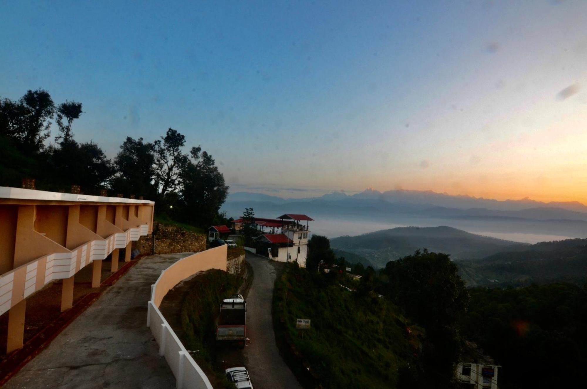 Uttarakhand Resort Каусани Экстерьер фото